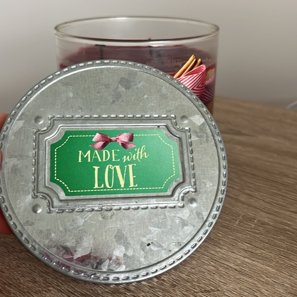 White Barn Cinnamon & Clove Buds Scented Candle - Picture 3 of 6